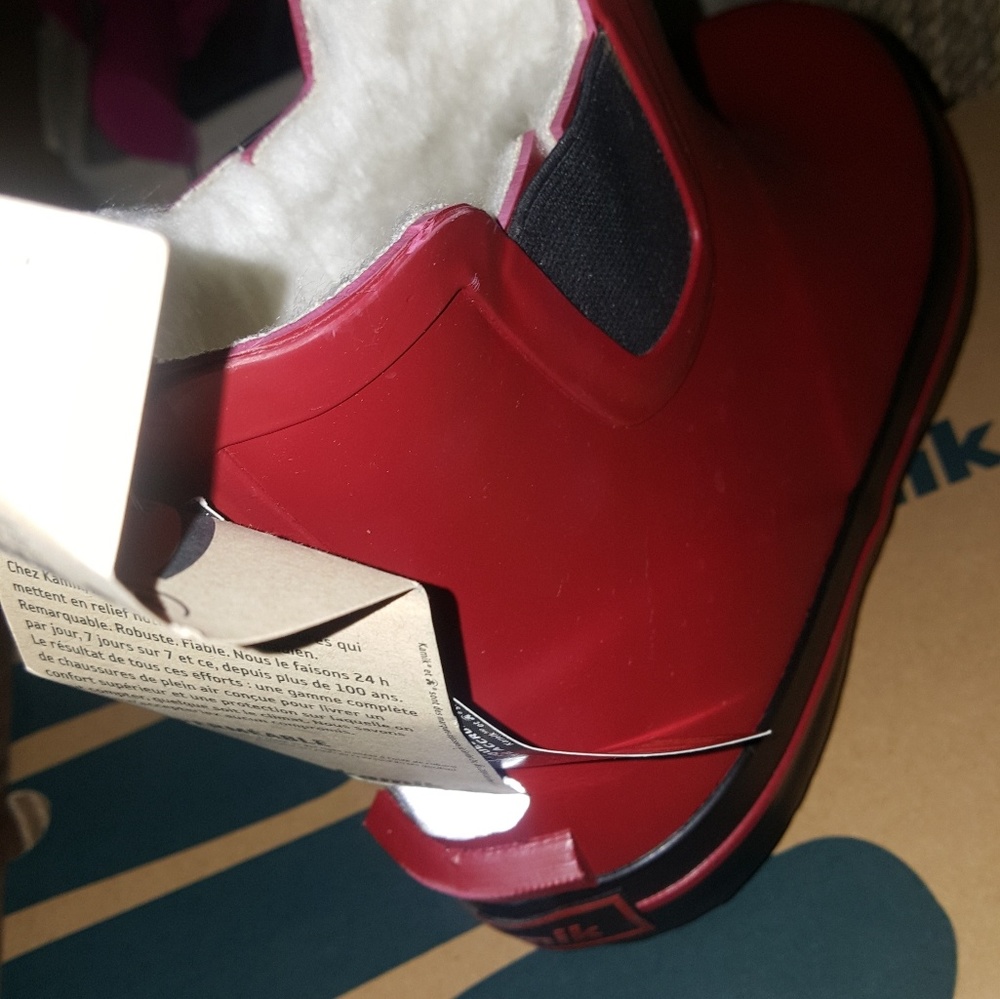 read rain boots